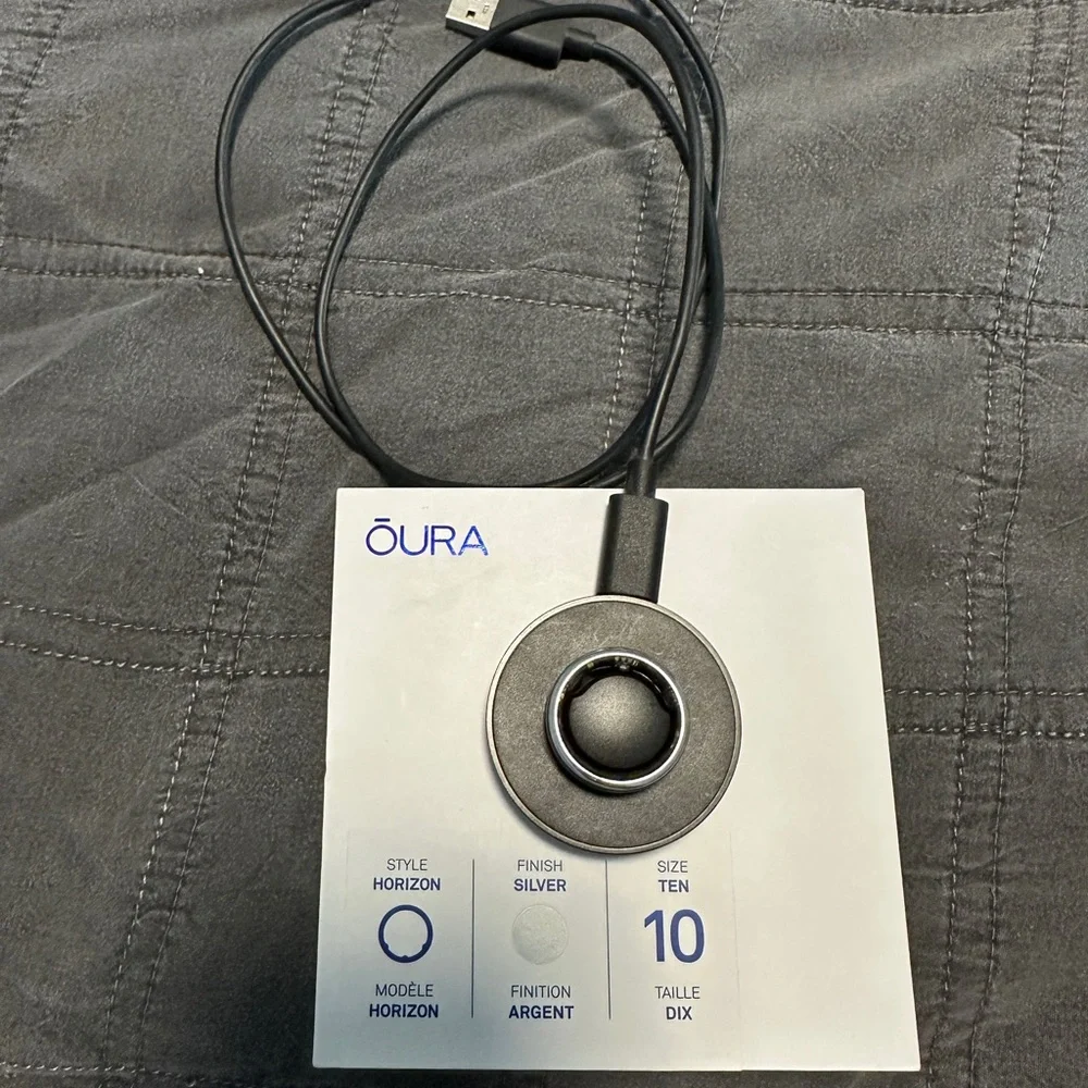 Oura Silver Ring with Charging Cable